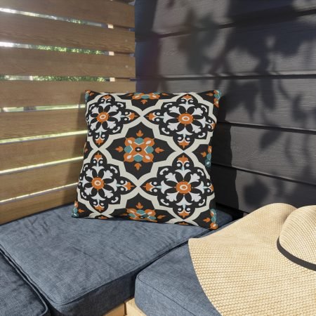 Vibrant Outdoor Pillows - Stylish Floral Design for Patio and Garden Decor